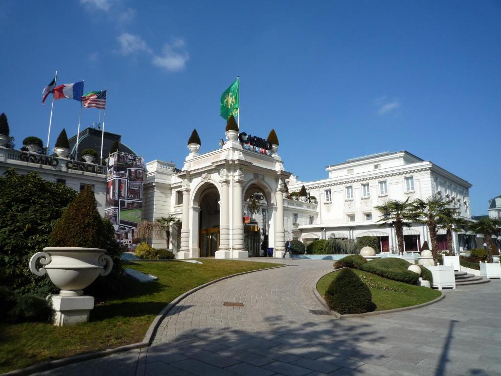 艾克斯莱班Aux Meubles Du Manoir公寓式酒店 外观 照片