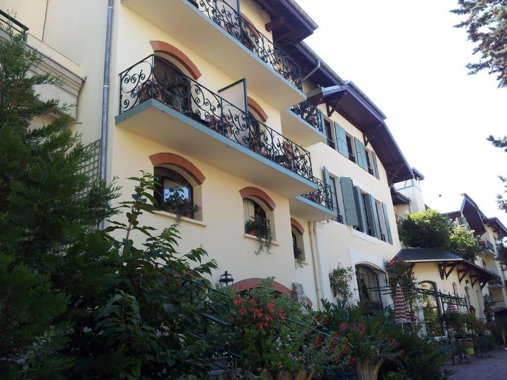 艾克斯莱班Aux Meubles Du Manoir公寓式酒店 外观 照片